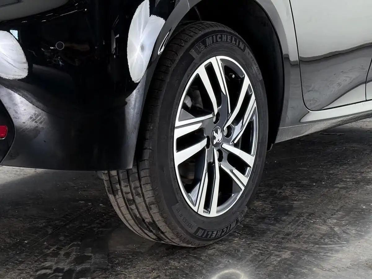 2023-peugeot-208-12-puretech-allure-premium-130ps-eat8-big-9