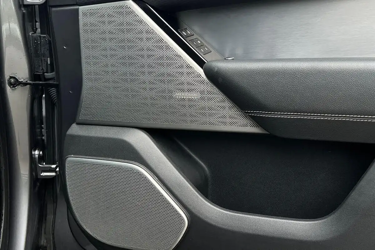 2021-land-rover-range-rover-velar-big-59