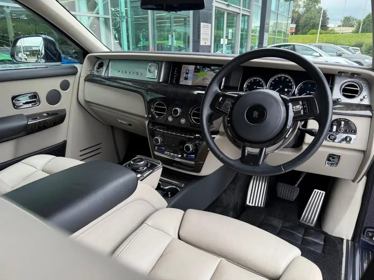 2018-rolls-royce-phantom-67-big-19