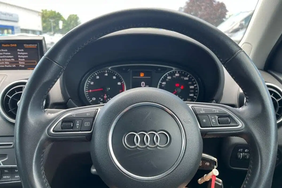 2016-audi-a1-14-tfsi-sportback-5d-big-11