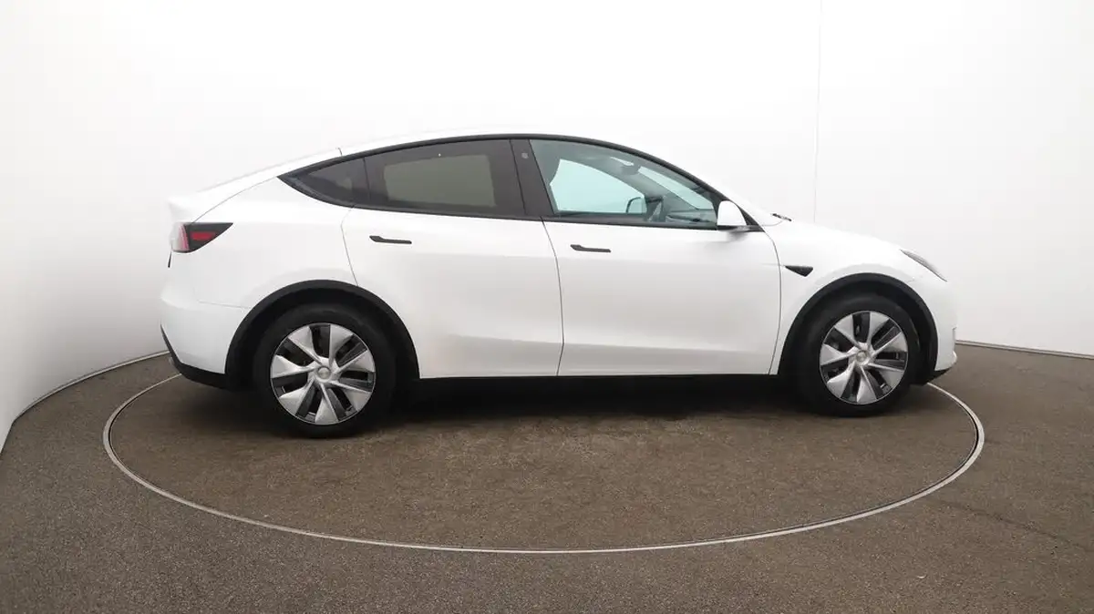 2022-tesla-model-y-e-long-range-big-52