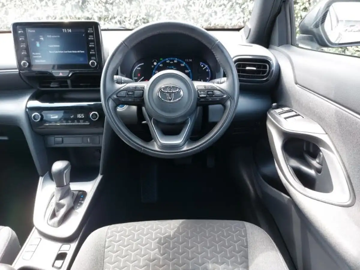 2021-toyota-yaris-15-vvt-i-design-panoramic-roof-big-6