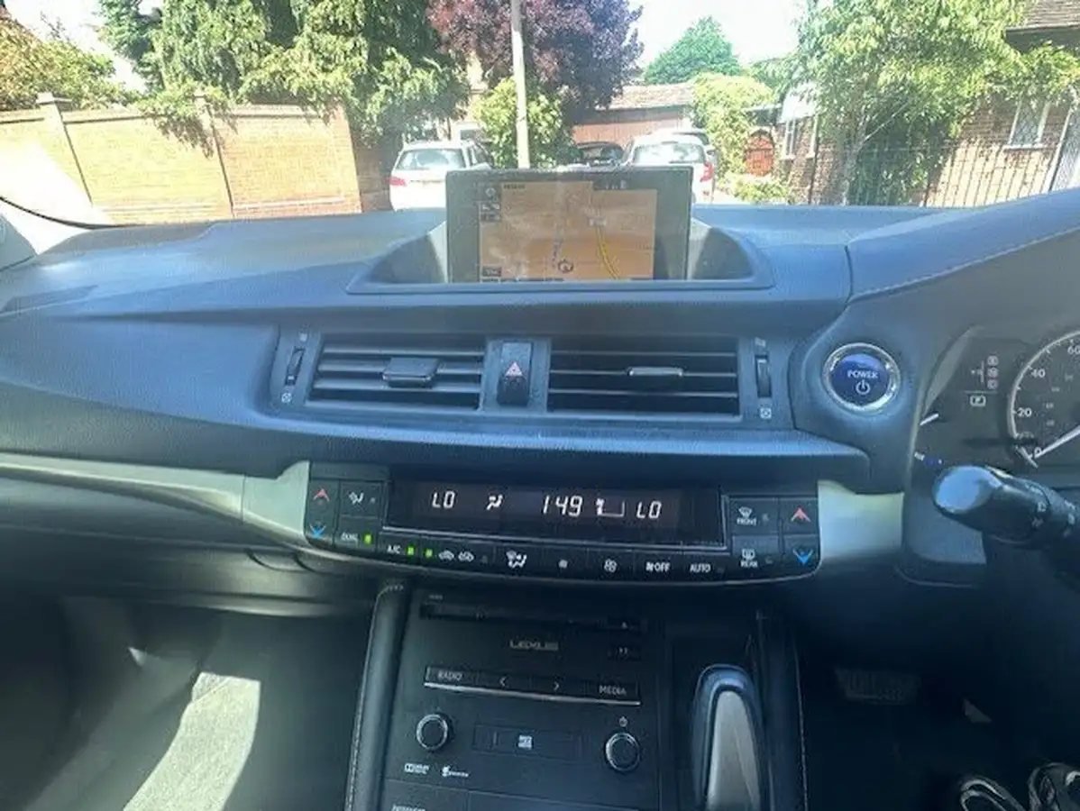 2014-lexus-ct-200h-18-luxury-big-15