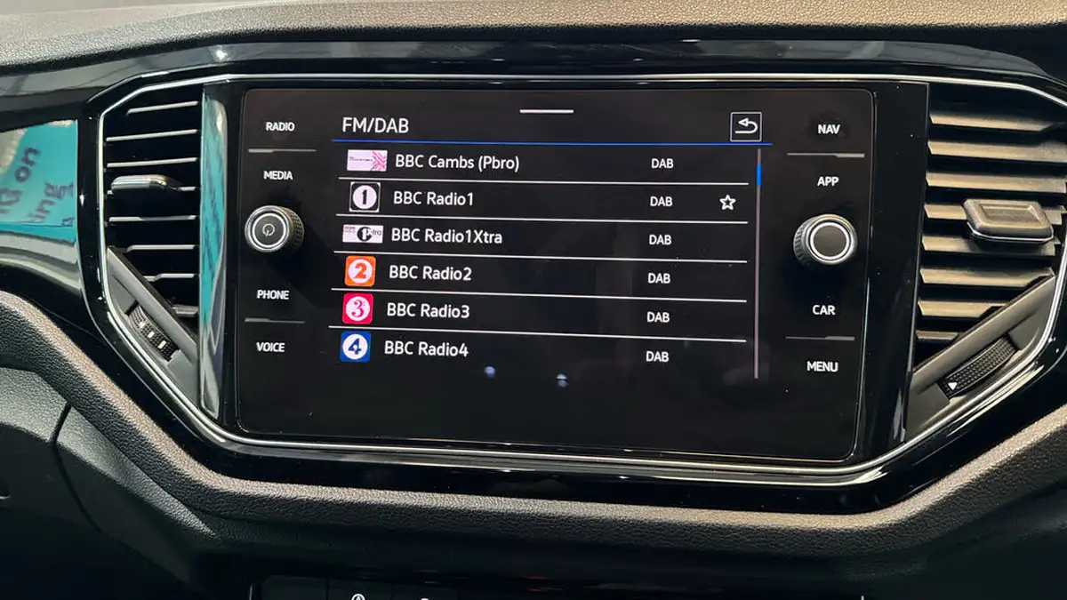 2021-volkswagen-t-roc-20-tsi-r-big-27