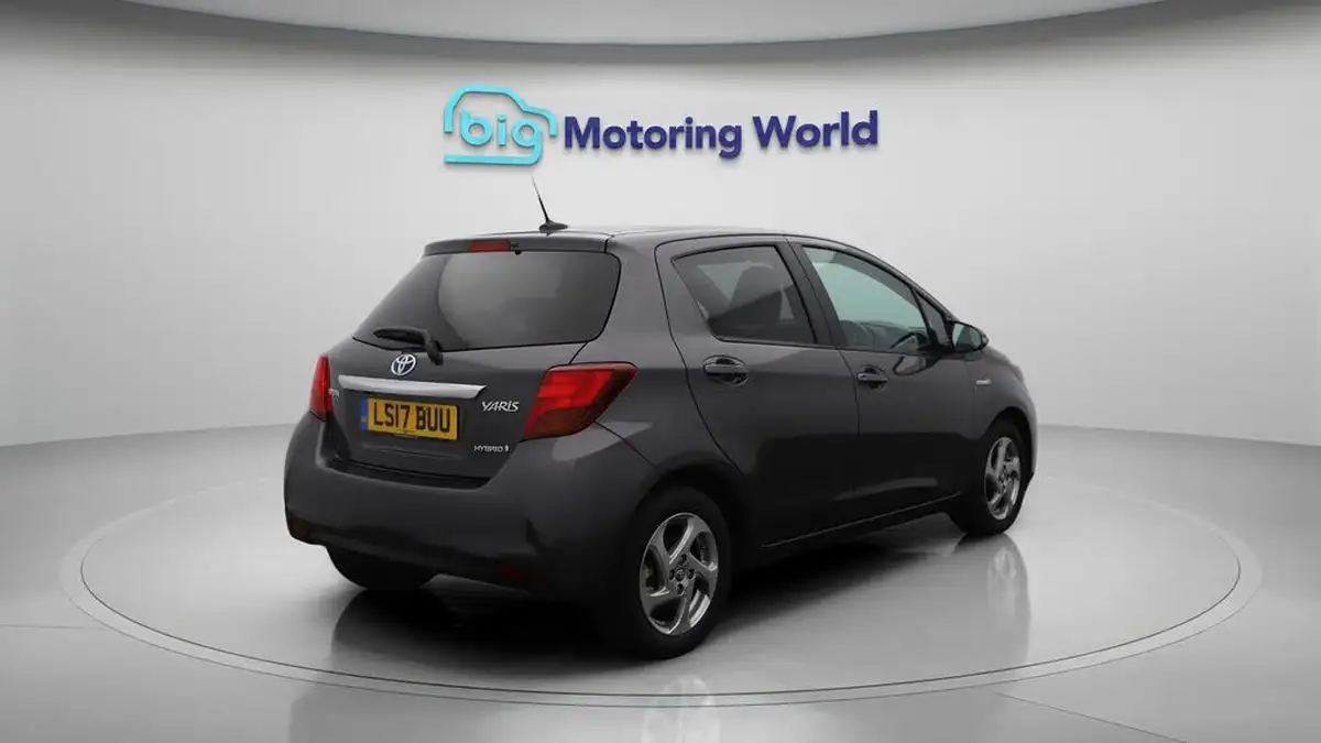 2017-toyota-yaris-15-vvt-i-icon-hybrid-big-7