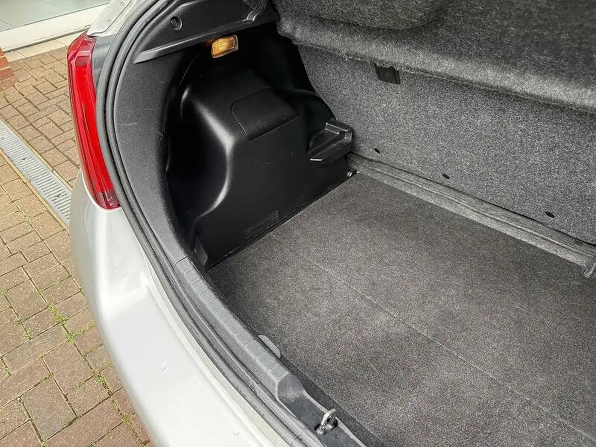 2015-toyota-yaris-15-vvt-i-sport-hybrid-big-22