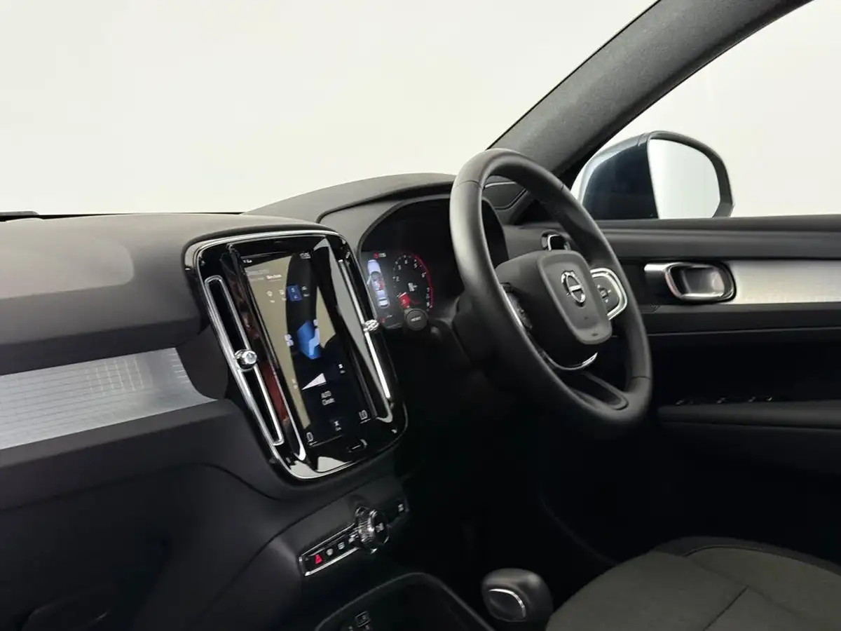 2021-volvo-xc40-15-t3-momentum-161bhp-big-15