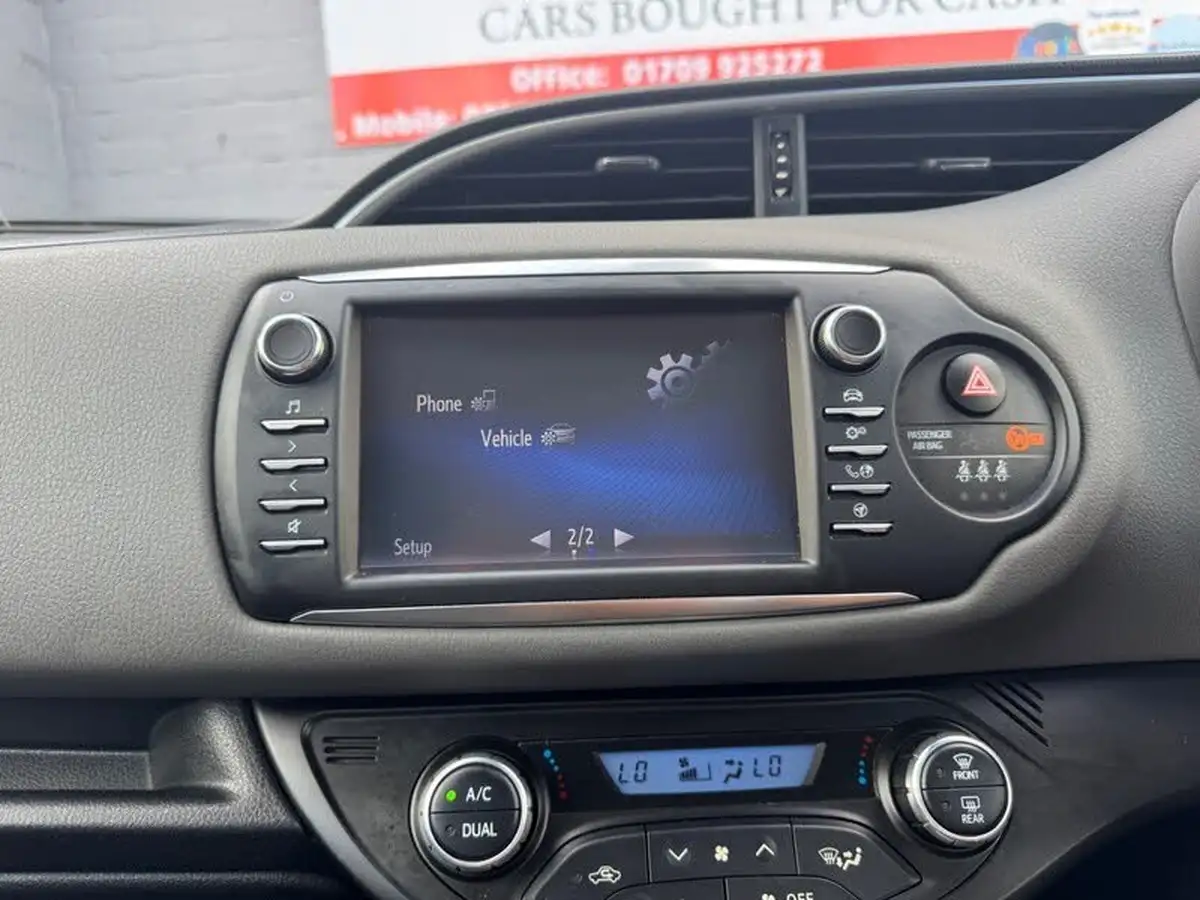 2018-toyota-yaris-15-vvt-i-icon-navi-hybrid-big-22