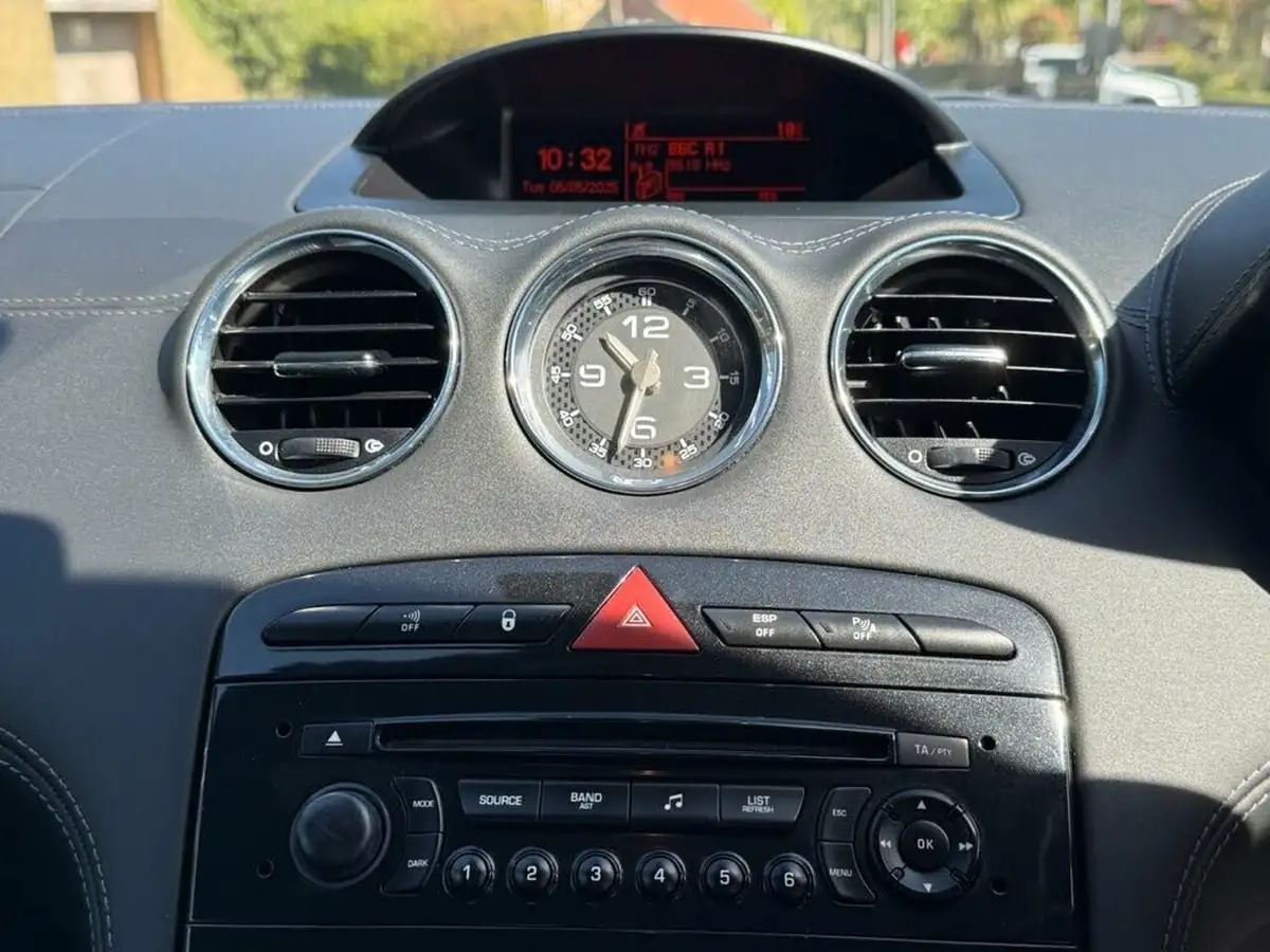 2012-peugeot-rcz-20td-gt-big-17