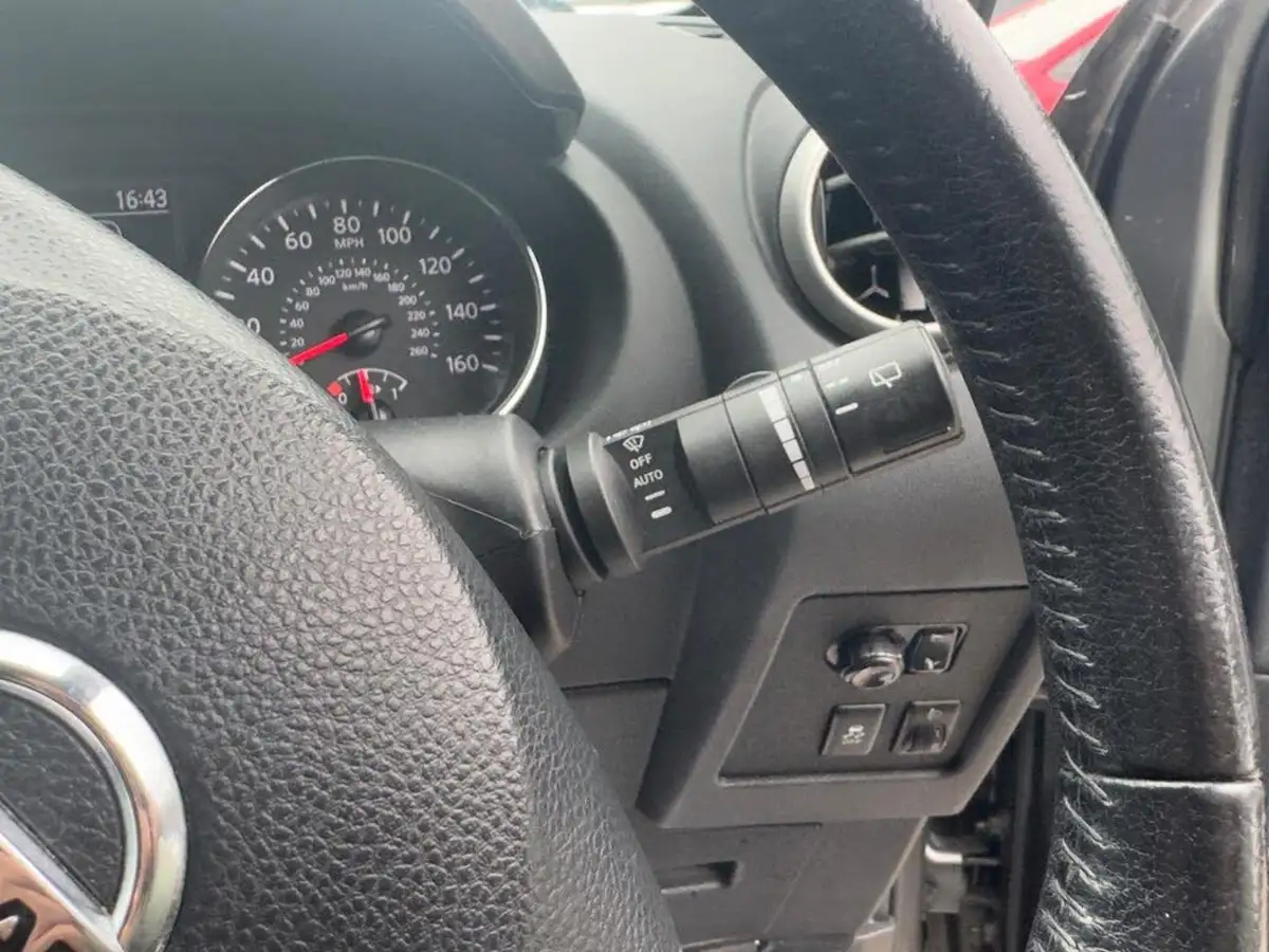 2012-nissan-qashqai-16-acenta-big-25