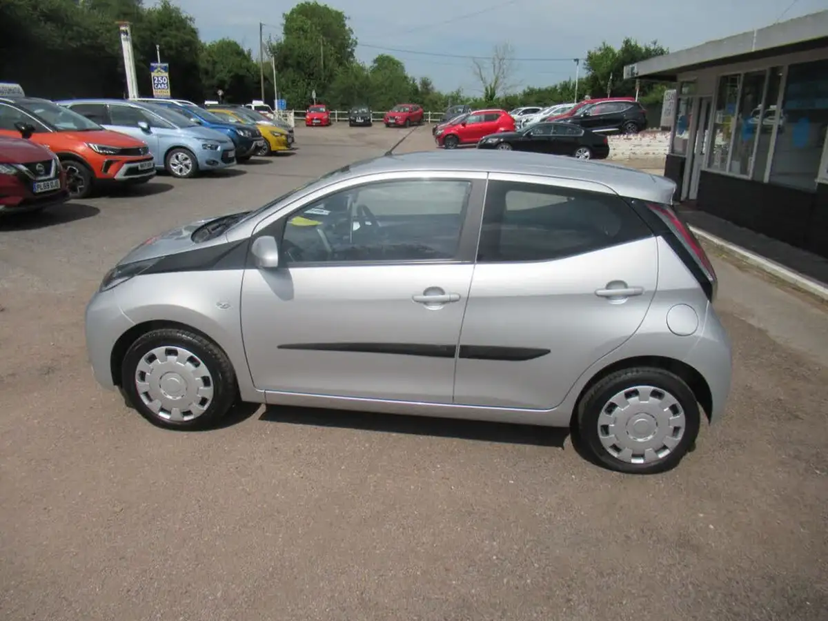 2017-toyota-aygo-10-vvt-i-x-play-71bhp-5d-big-5