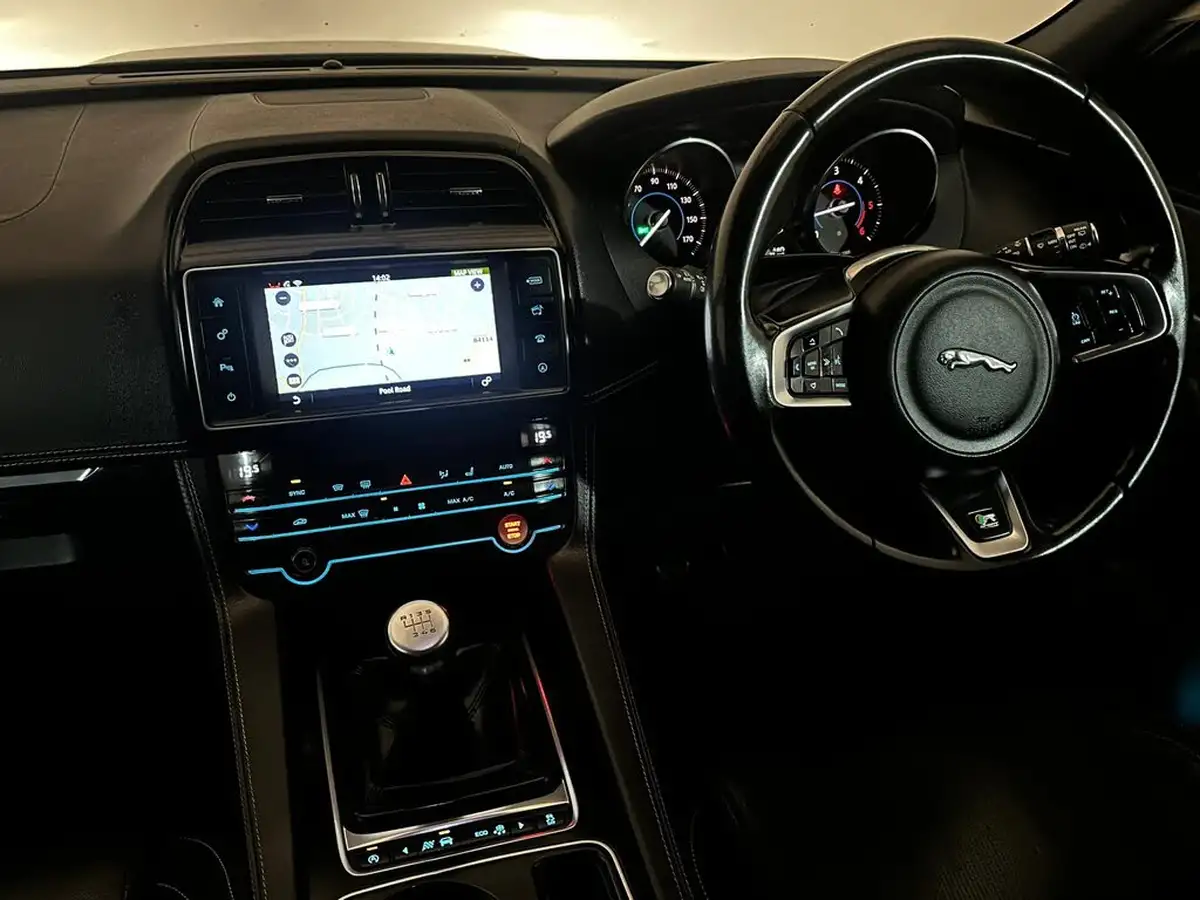 2016-jaguar-f-pace-20-i4d-r-sport-awd-big-11