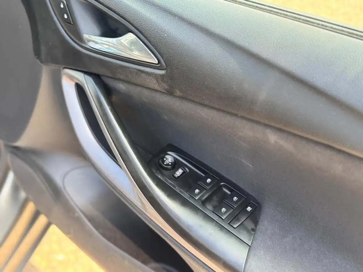 2015-vauxhall-astra-13cdti-design-16v-hatchback-big-39
