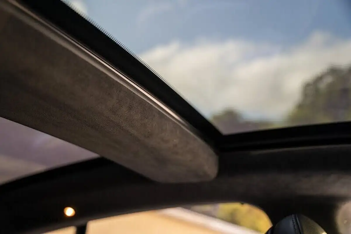 2017-tesla-model-s-e-90d-311kw-big-57