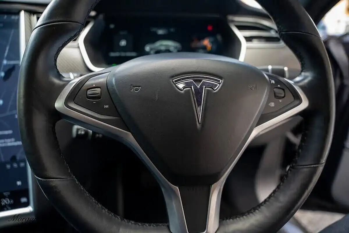 2017-tesla-model-s-e-90d-311kw-big-33