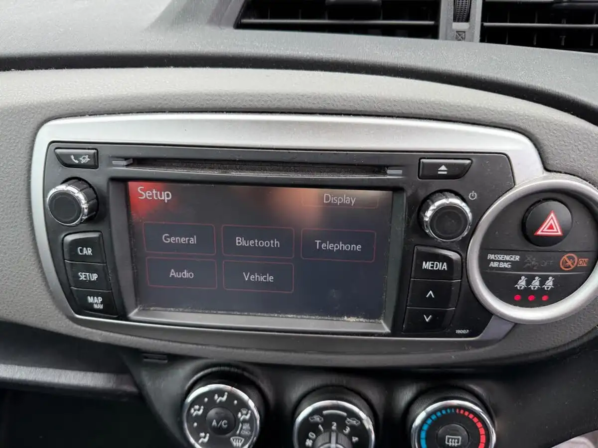2013-toyota-yaris-133-tr-vvt-i-5d-big-24