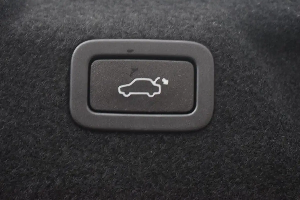 2019-jaguar-xe-20i-se-250ps-big-17