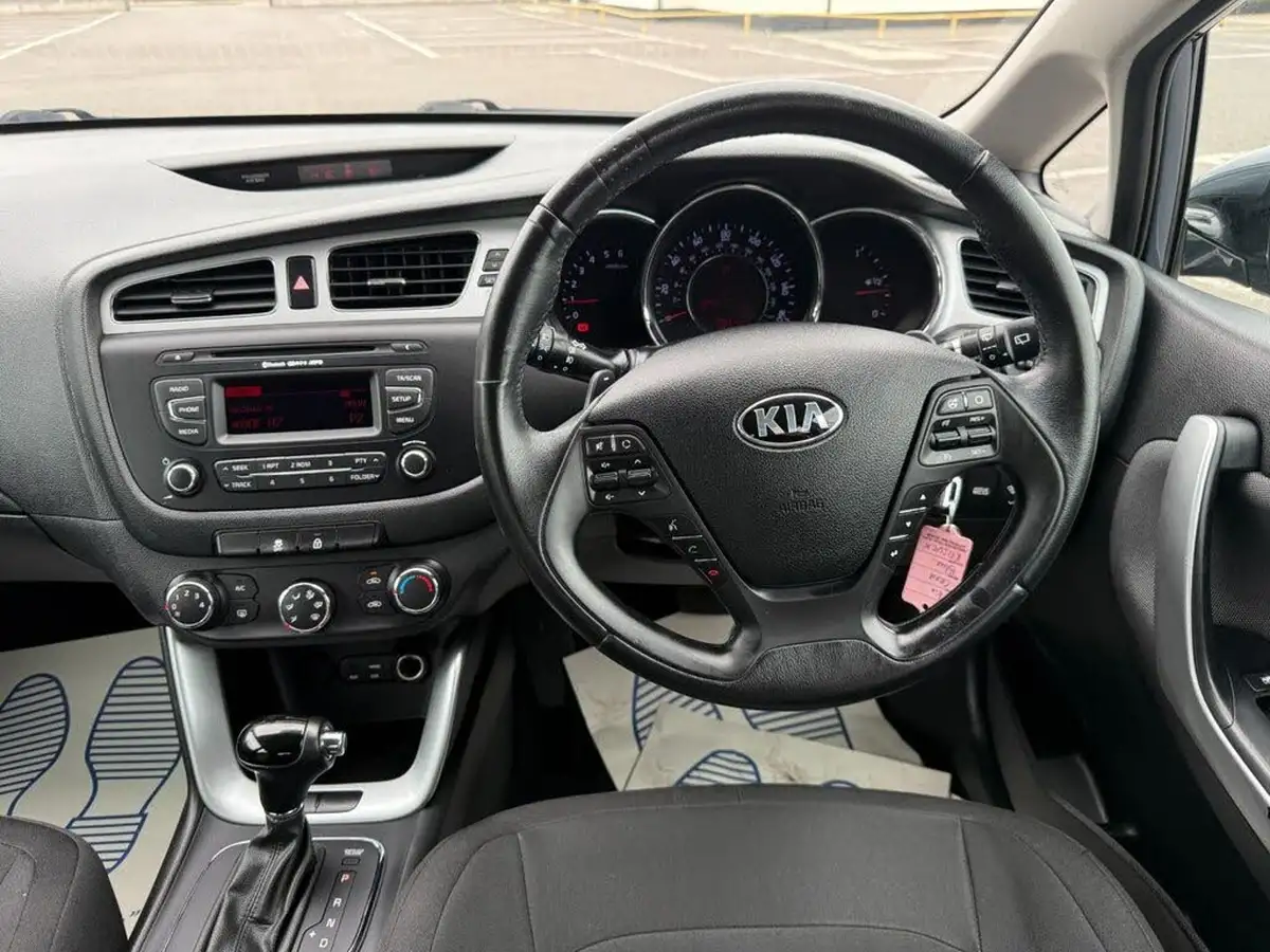 2015-kia-ceed-16crdi-2-hatchback-auto-big-14