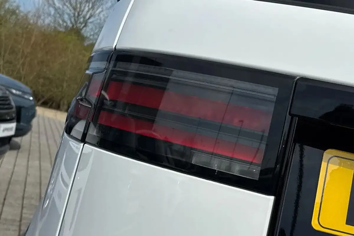 2024-land-rover-discovery-30-d300-metropolitan-edition-big-28