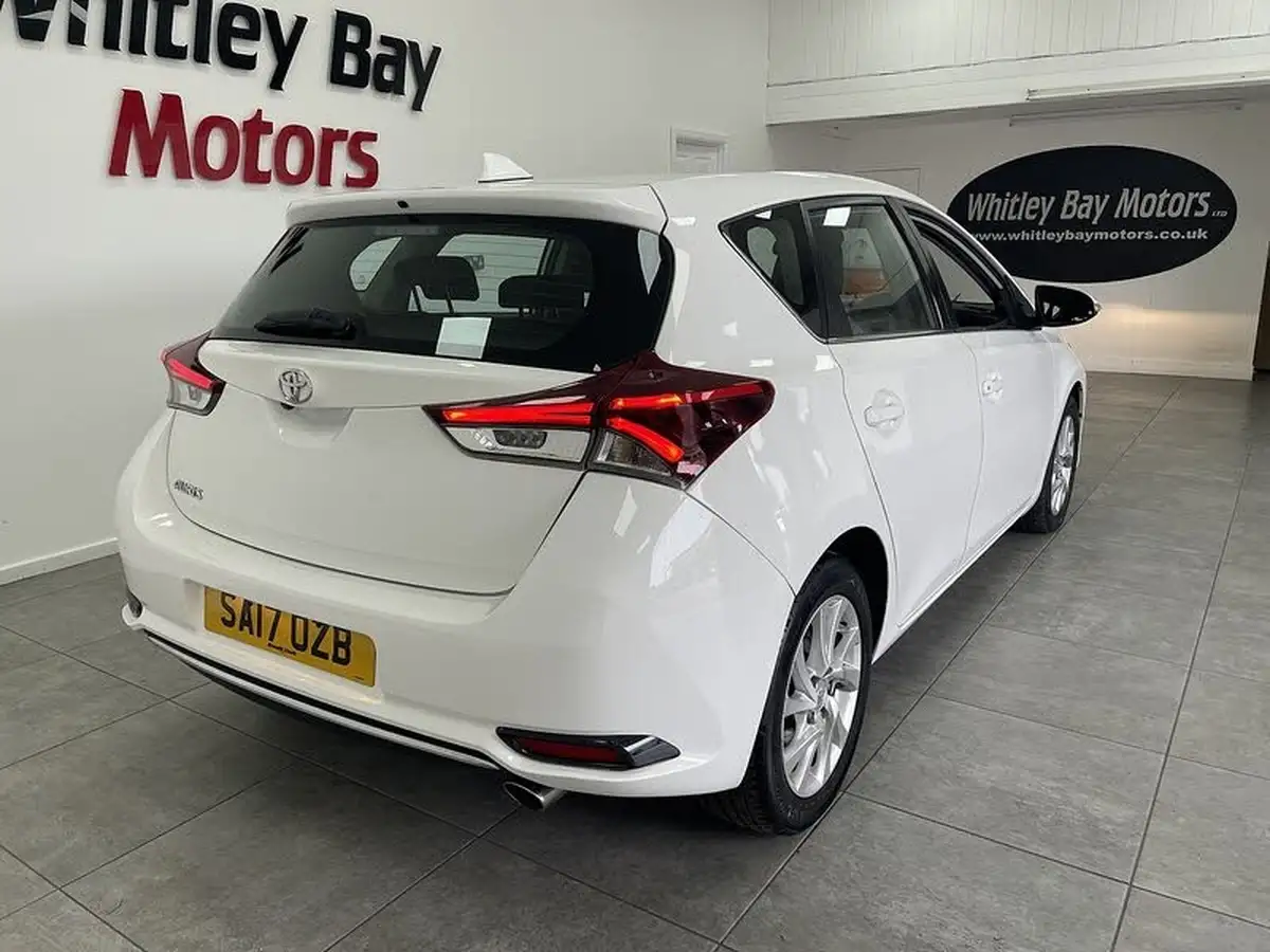 2017-toyota-auris-16d-icon-tss-hatchback-big-2