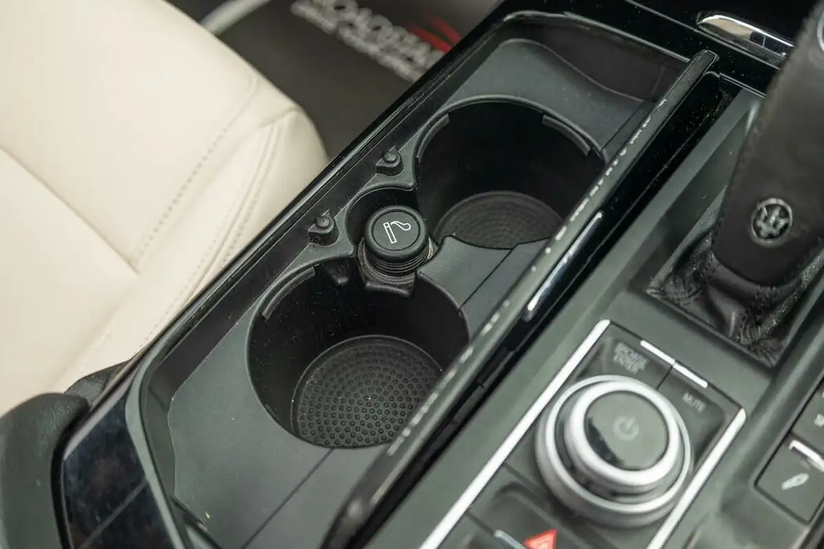 2021-maserati-levante-30-gransport-big-4
