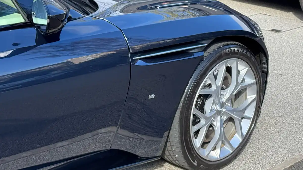 2017-aston-martin-db11-52-v12-big-8