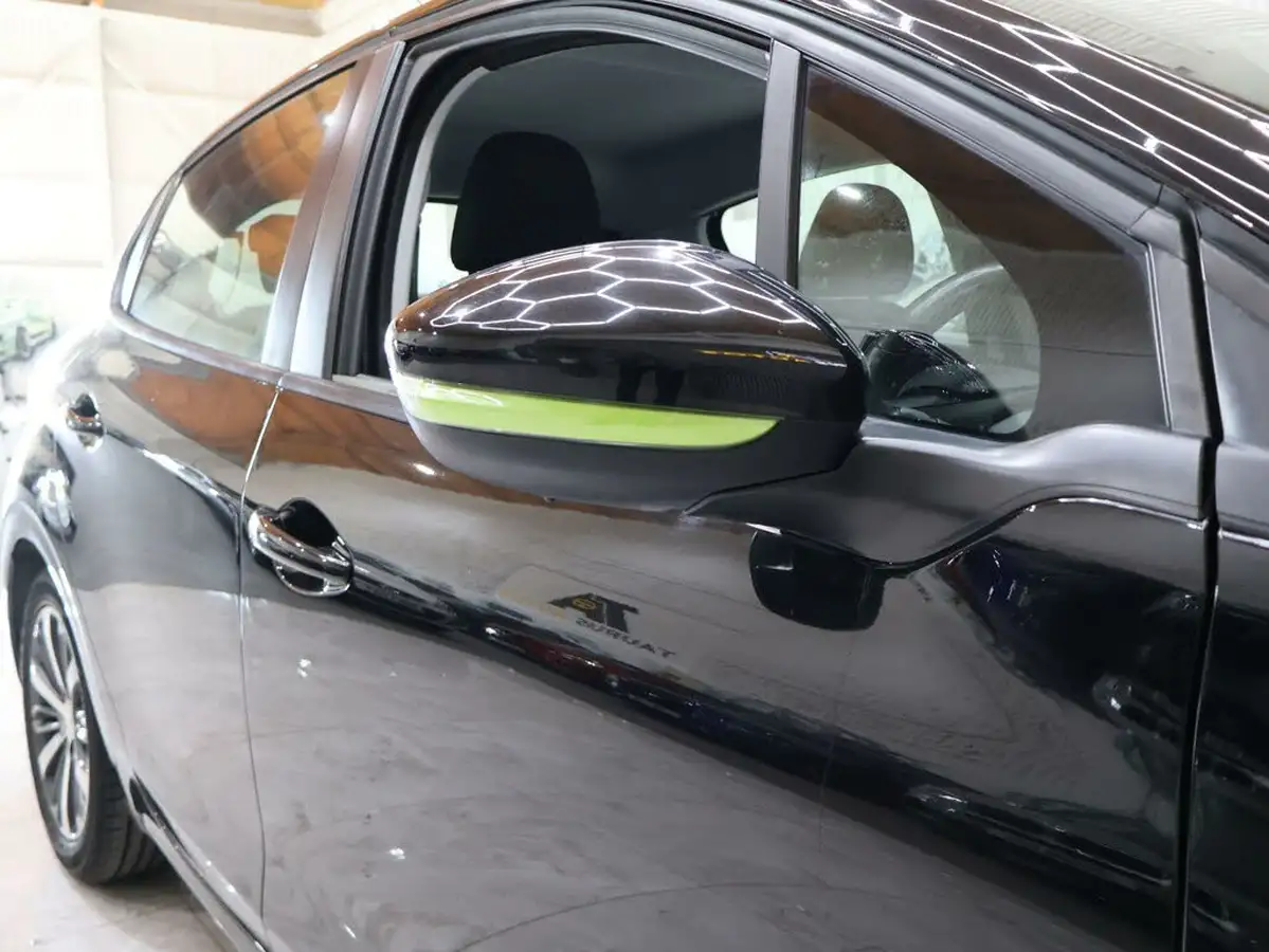 2016-peugeot-208-12-puretech-active-design-lime-5d-big-41