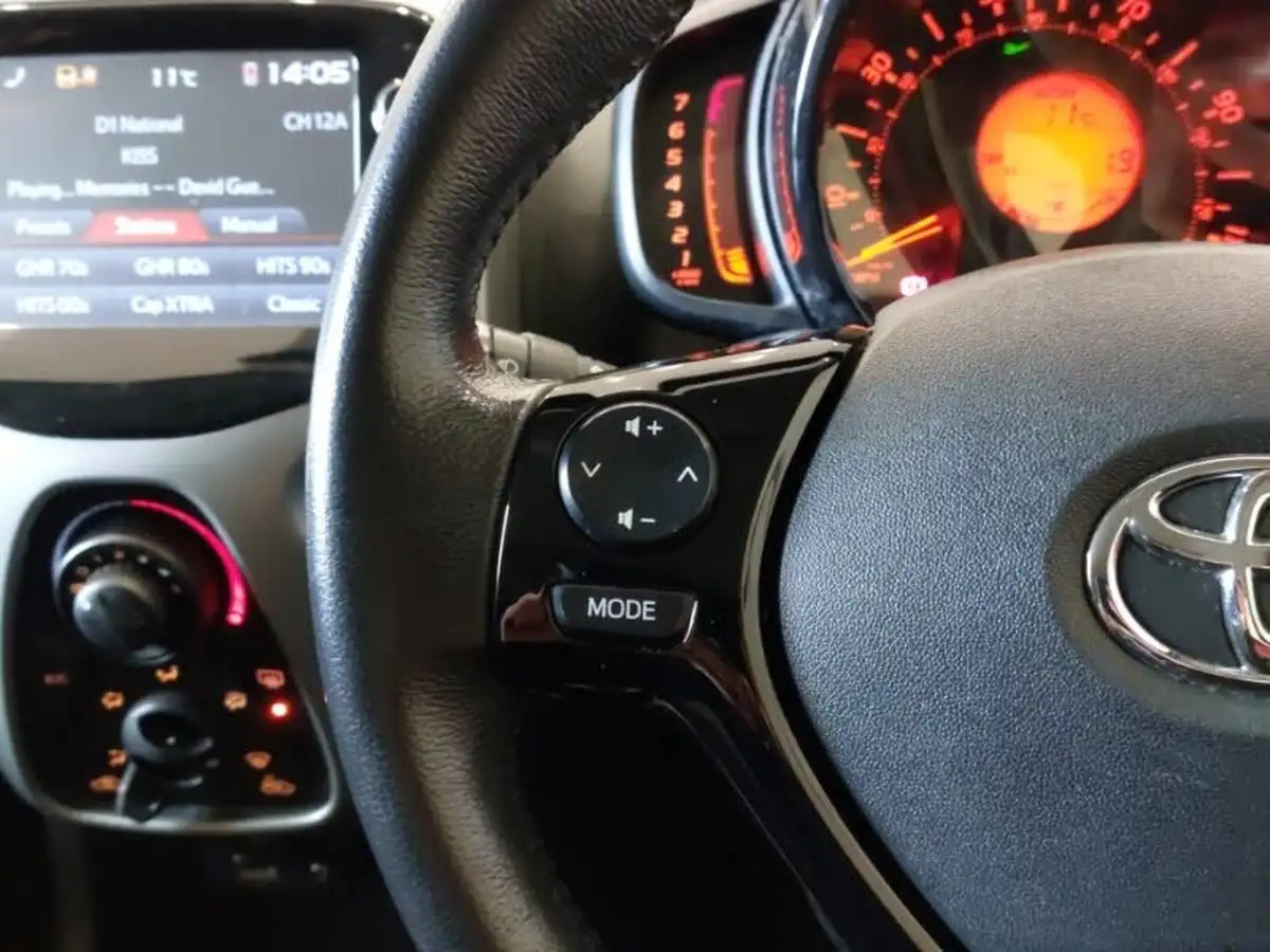 2017-toyota-aygo-10-vvt-i-x-play-71bhp-5d-big-16
