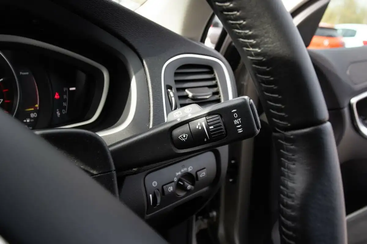 2016-volvo-v40-15-t3-cross-country-pro-big-17