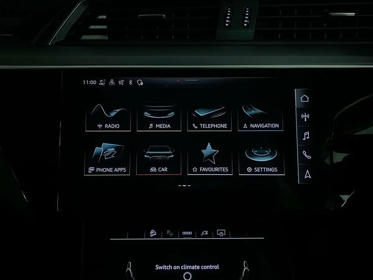 2022-audi-e-tron-55e-technik-station-wagon-big-30