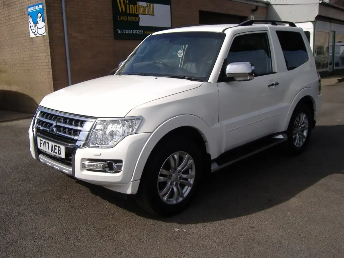 2017-mitsubishi-shogun-32td-warrior-187bhp-4x4-station-wagon-3d-auto-big-2