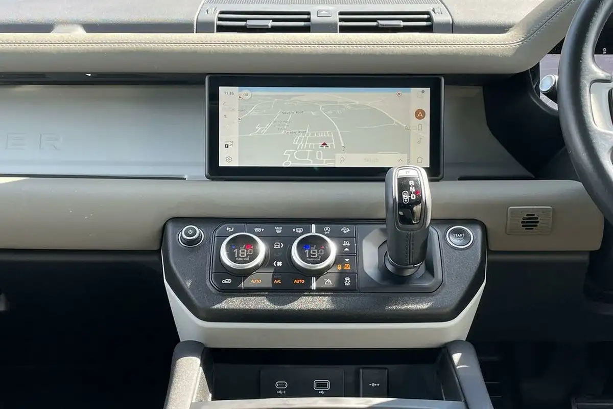 2022-land-rover-110-defender-30-d250-xs-edition-big-17