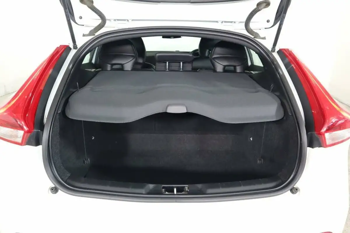 2016-volvo-v40-20td-d2-r-design-big-8