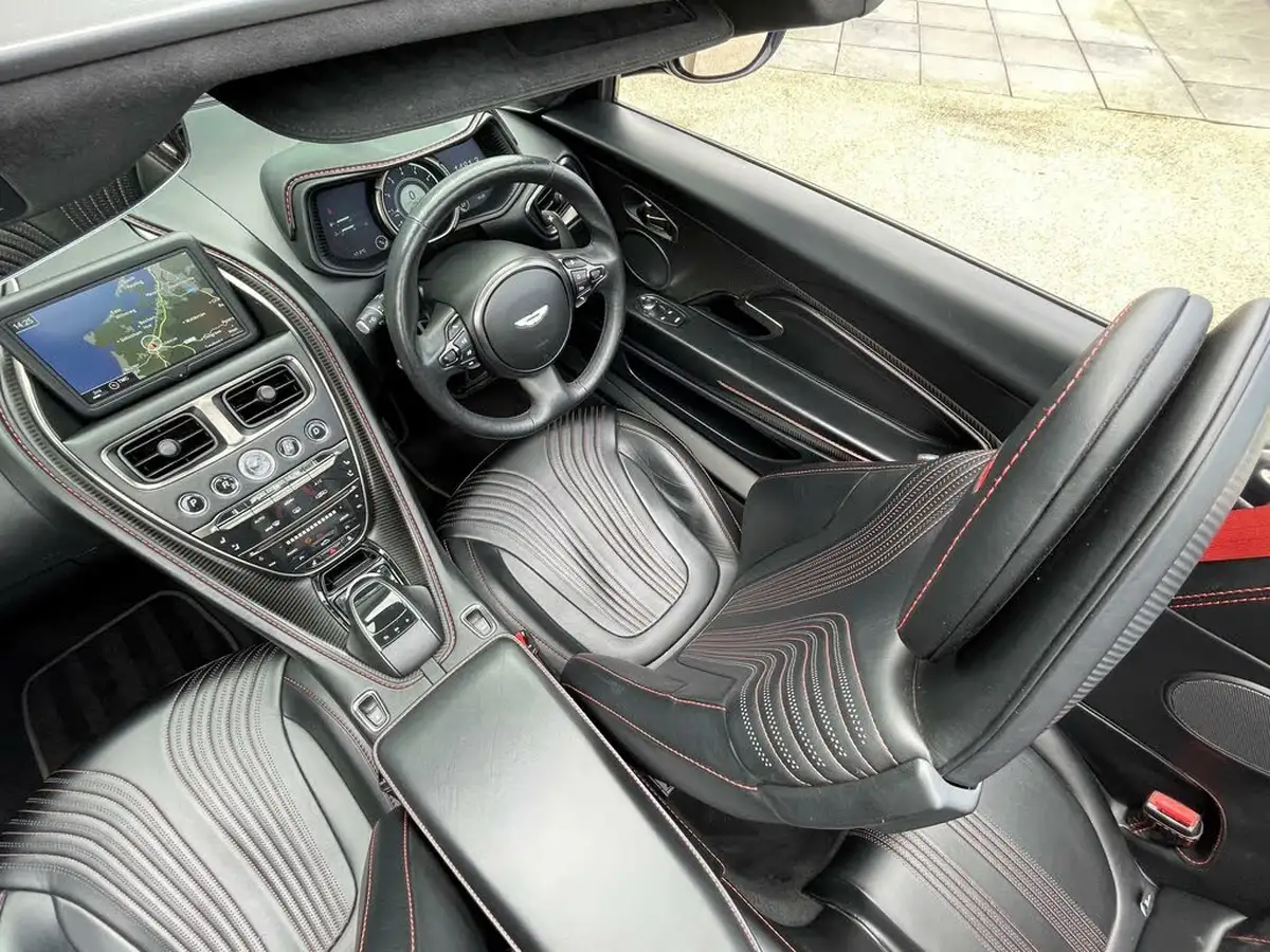 2019-aston-martin-db11-40-v8-big-35