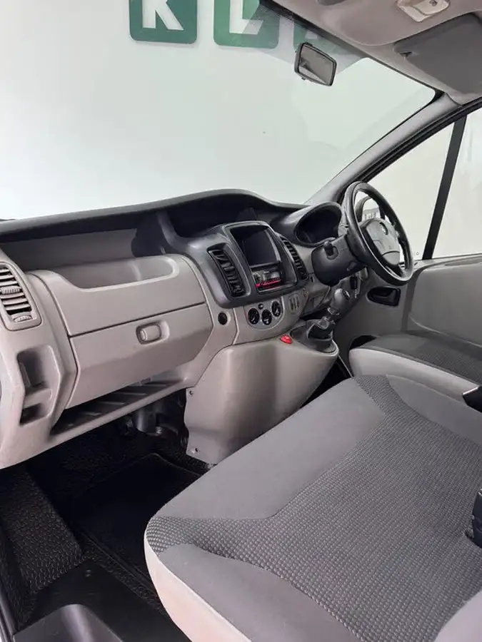 2010-vauxhall-vivaro-20td-2900-swb-combi-big-9