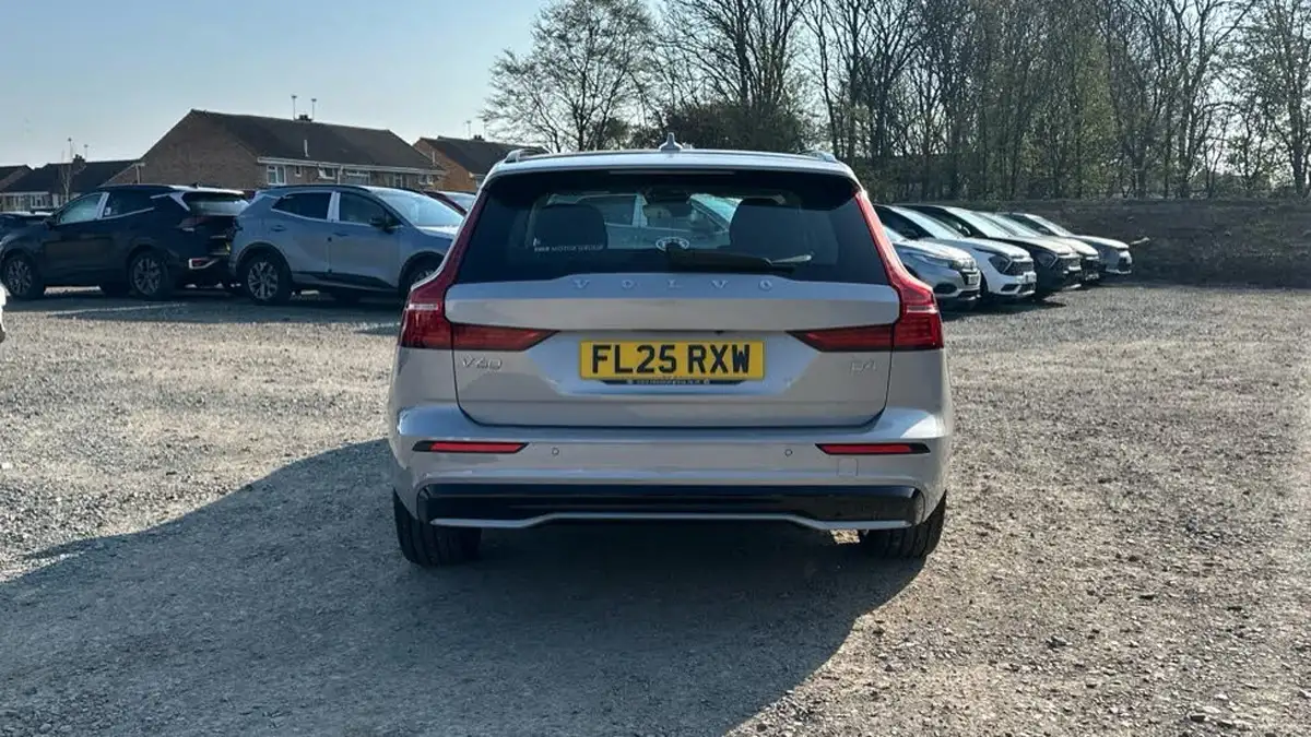 2025-volvo-v60-20-b4-plus-station-wagon-big-12