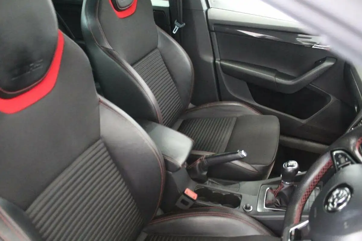 2015-skoda-octavia-20tdi-vrs-estate-big-35