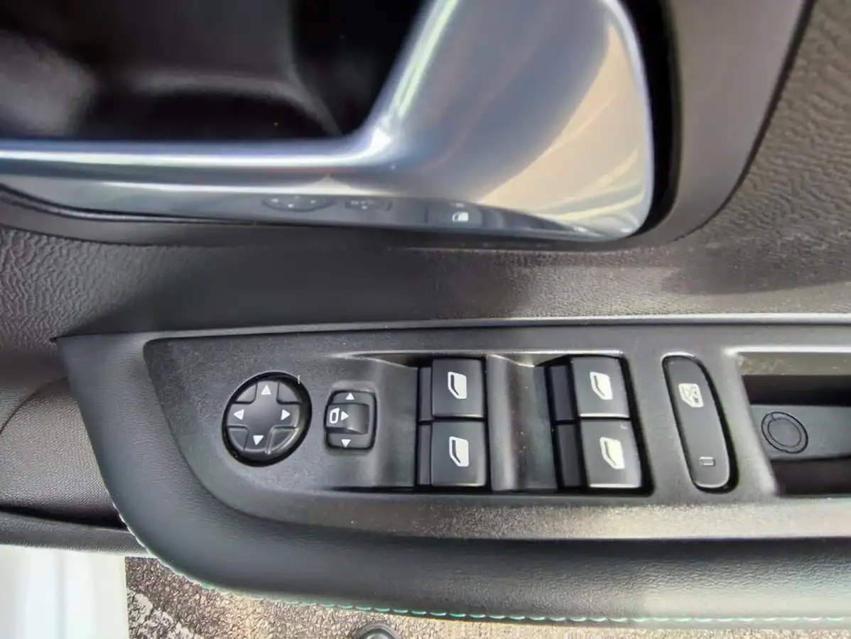 2022-peugeot-208-12-puretech-allure-premium-100bhp-big-17
