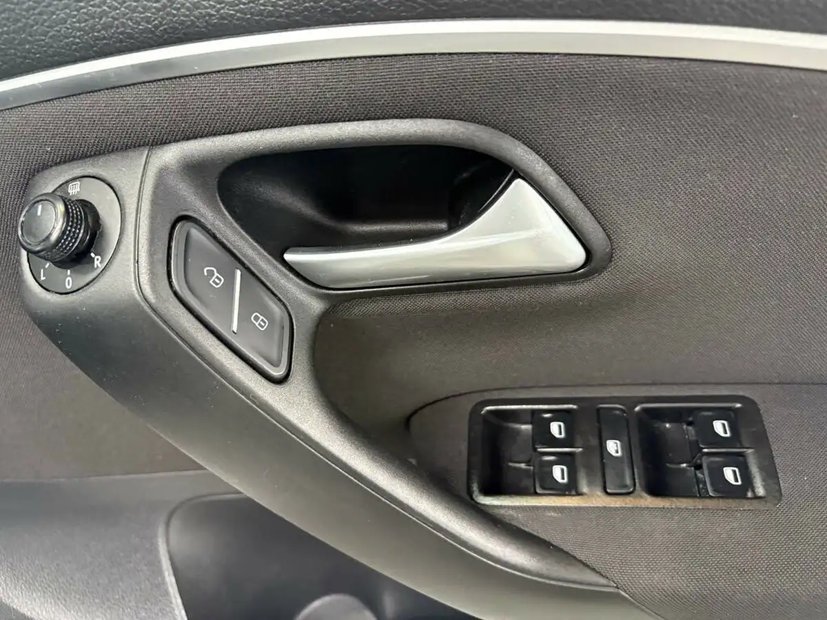 2015-volkswagen-polo-10-se-75ps-5d-big-14