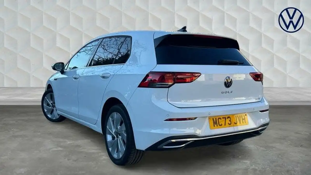 2023-volkswagen-golf-big-2