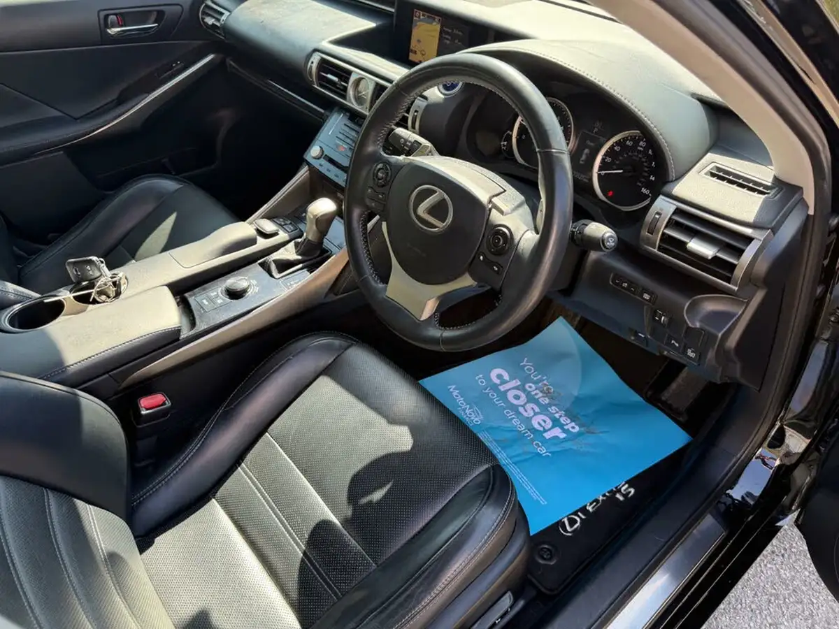 2013-lexus-is-300h-25-premier-big-15