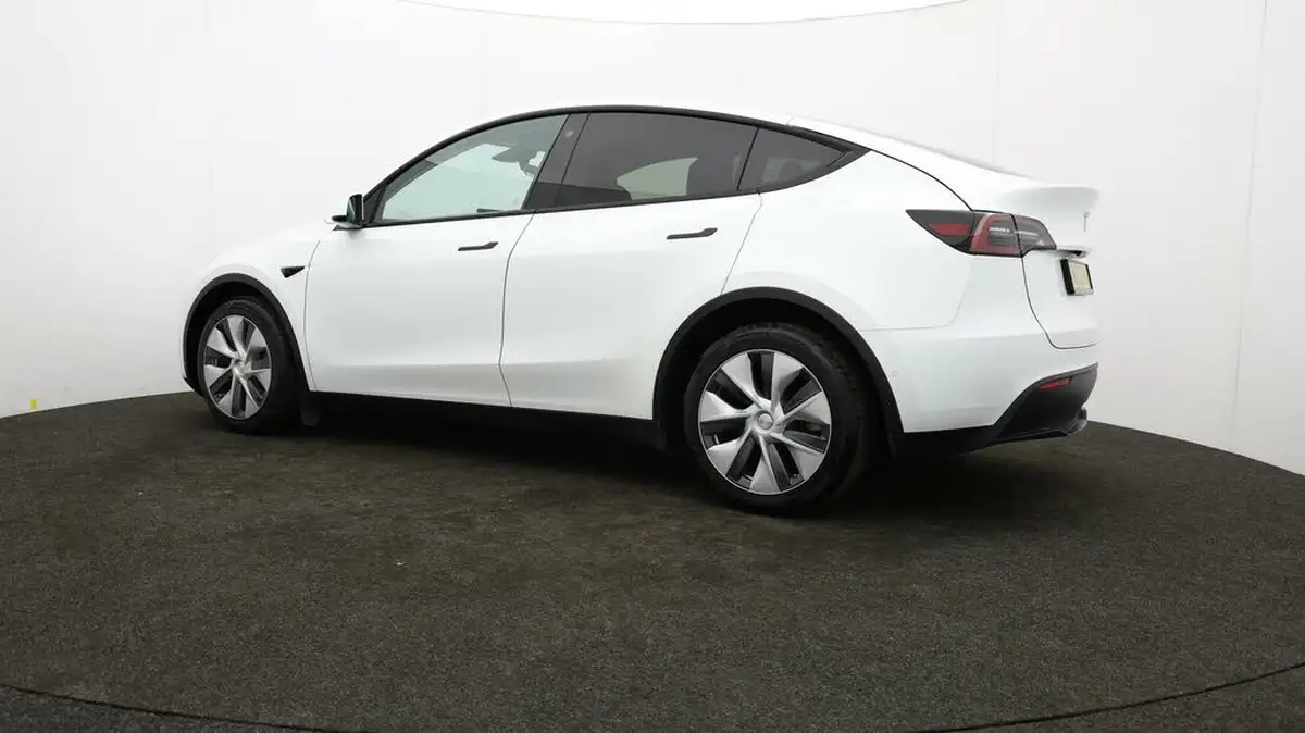 2022-tesla-model-y-e-long-range-big-66