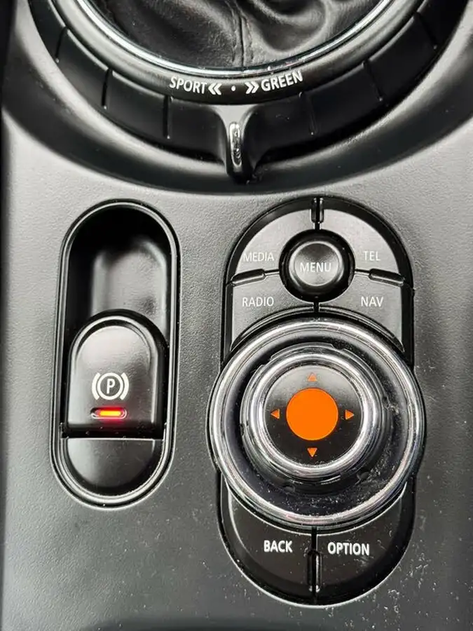 2015-mini-clubman-15-cooper-big-15