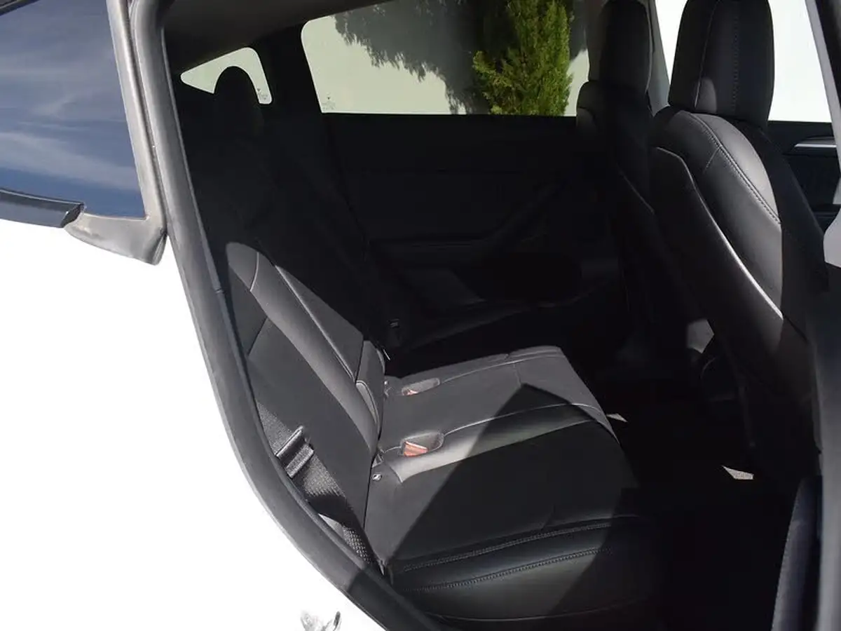 2022-tesla-model-y-e-long-range-big-15