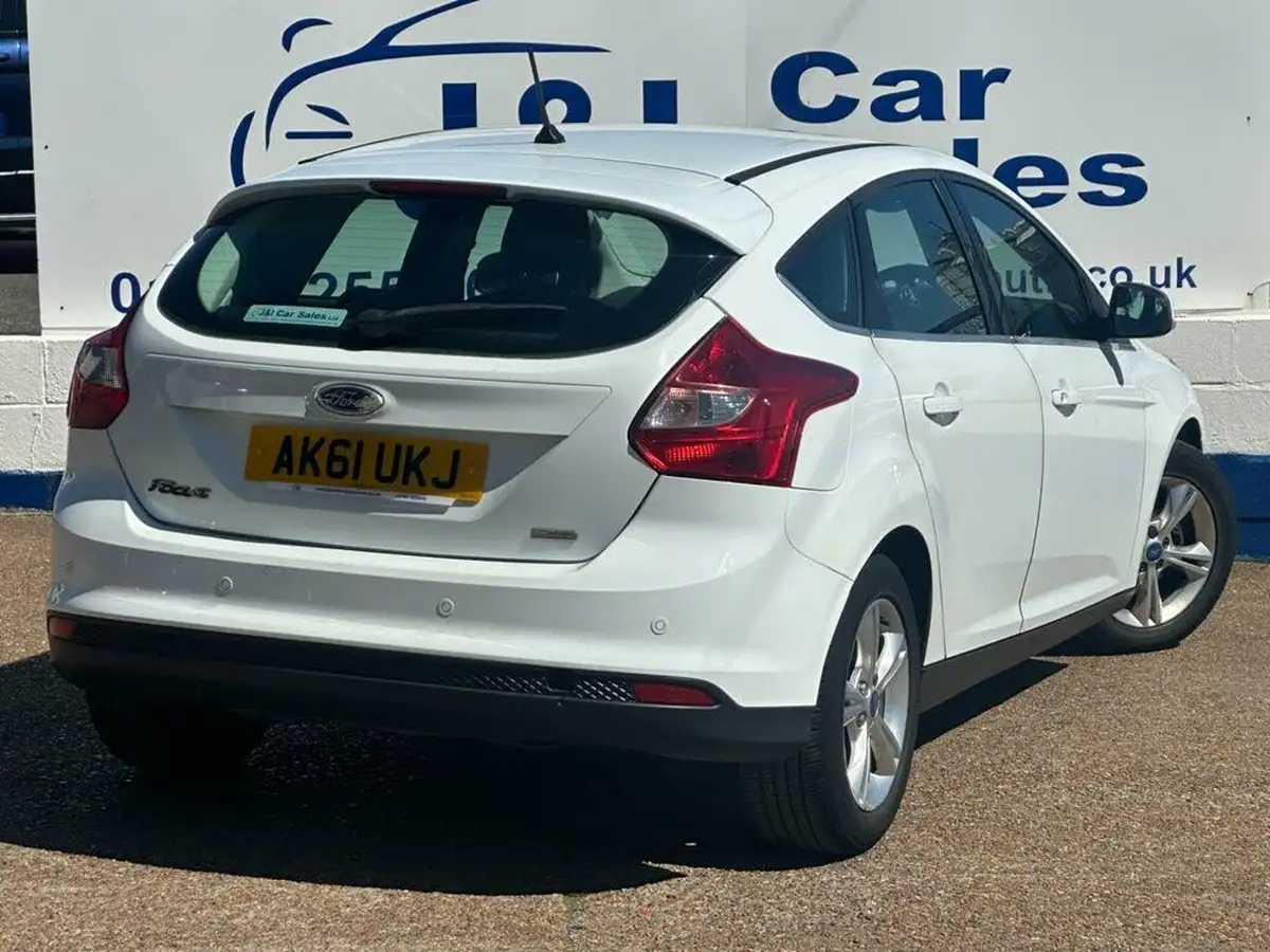 2011-ford-focus-16tdci-zetec-hatchback-big-3