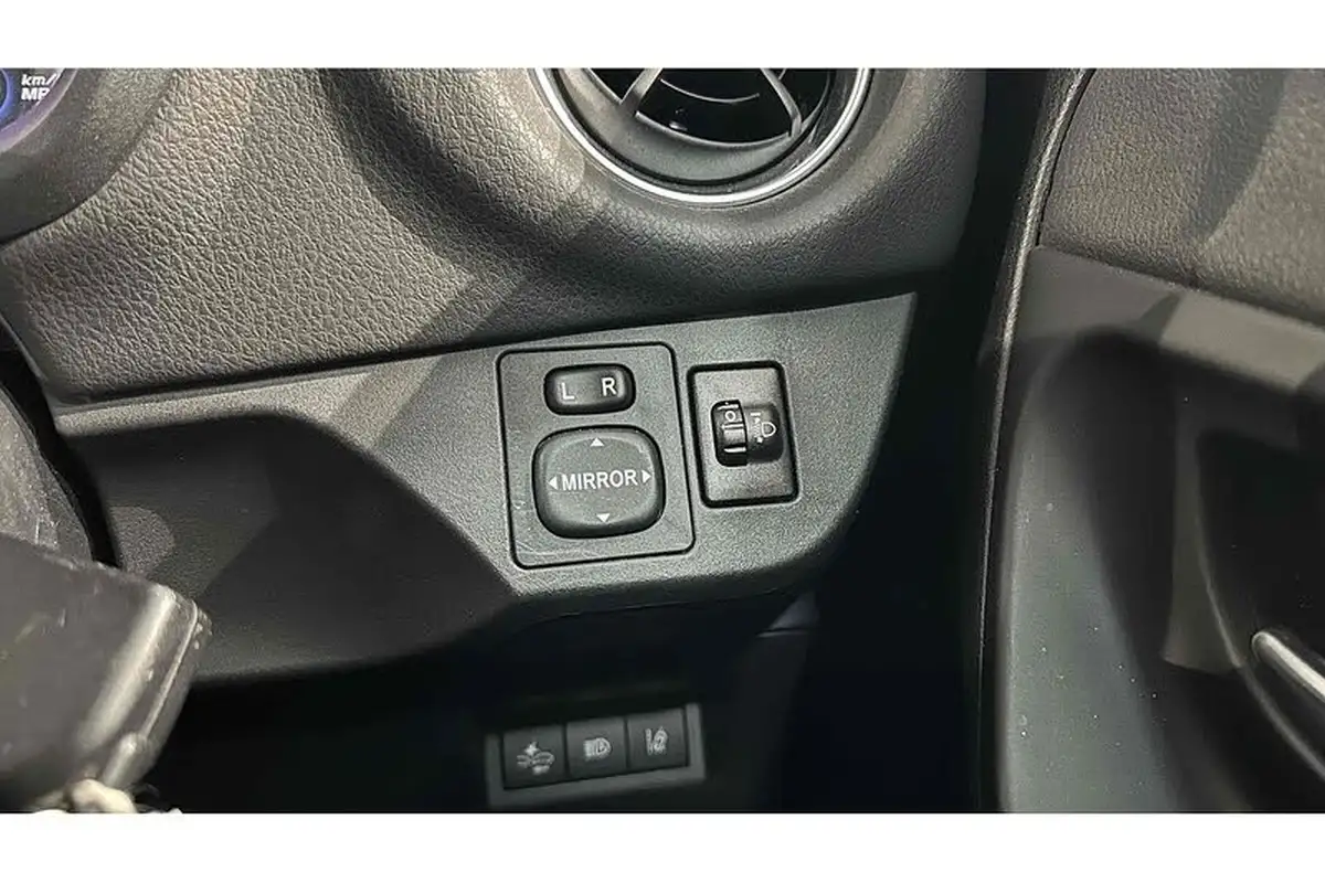2019-toyota-yaris-15-vvt-i-y20-111bhp-1496cc-big-24