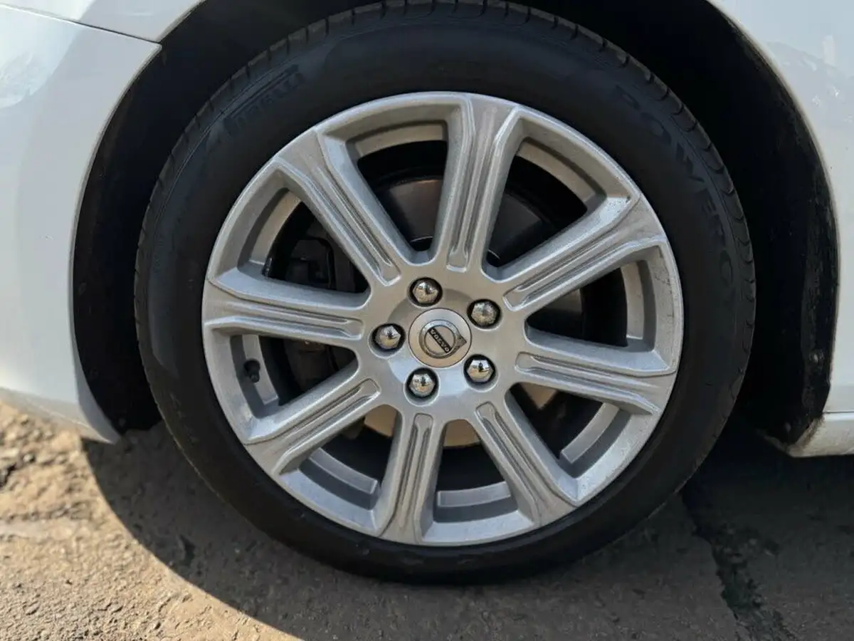 2016-volvo-v40-15-t2-inscription-big-25