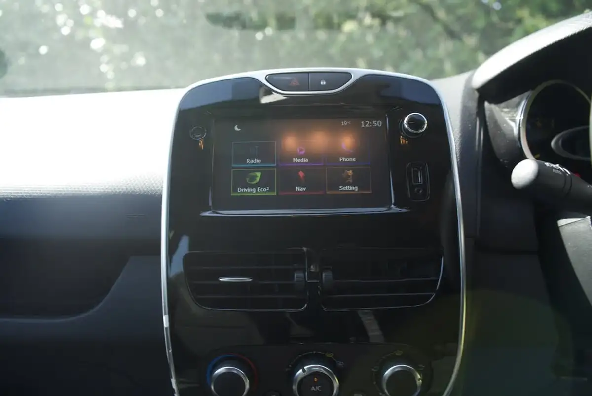 2015-renault-clio-12-dynamique-nav-big-44