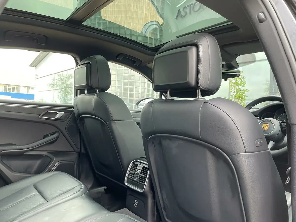 2022-porsche-macan-20-big-24