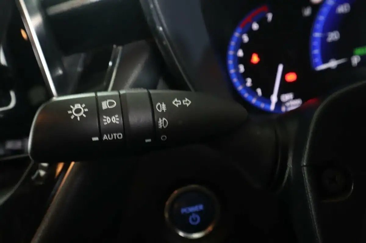 2021-toyota-corolla-18-vvt-i-design-trk-touring-sports-5d-big-16